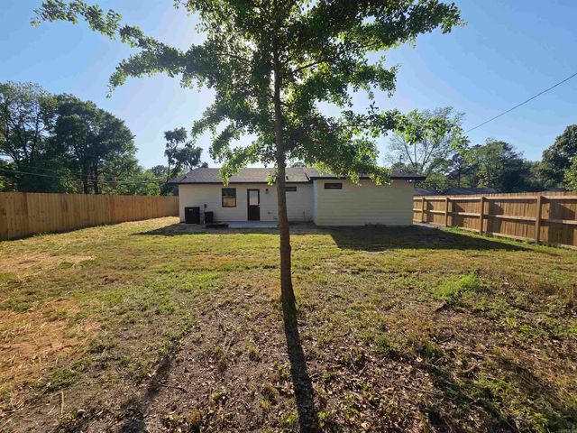 305 Thomas Circle, Lonoke, AR 72086