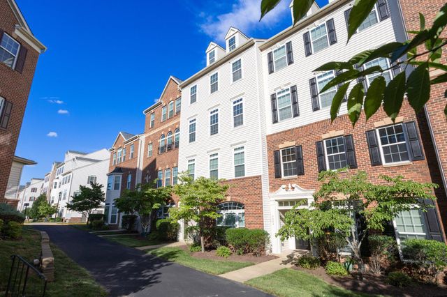7408 BRUNSON CIR, Gainesville, VA 20155