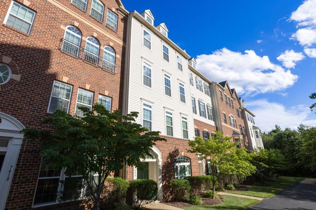 7408 BRUNSON CIR, Gainesville, VA 20155