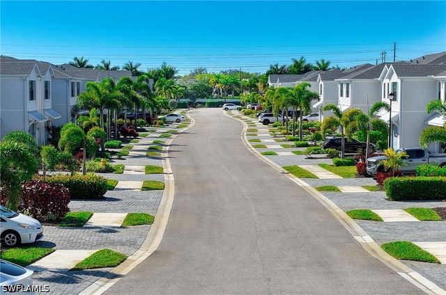 13045 Pembroke DR, Naples, FL 34105