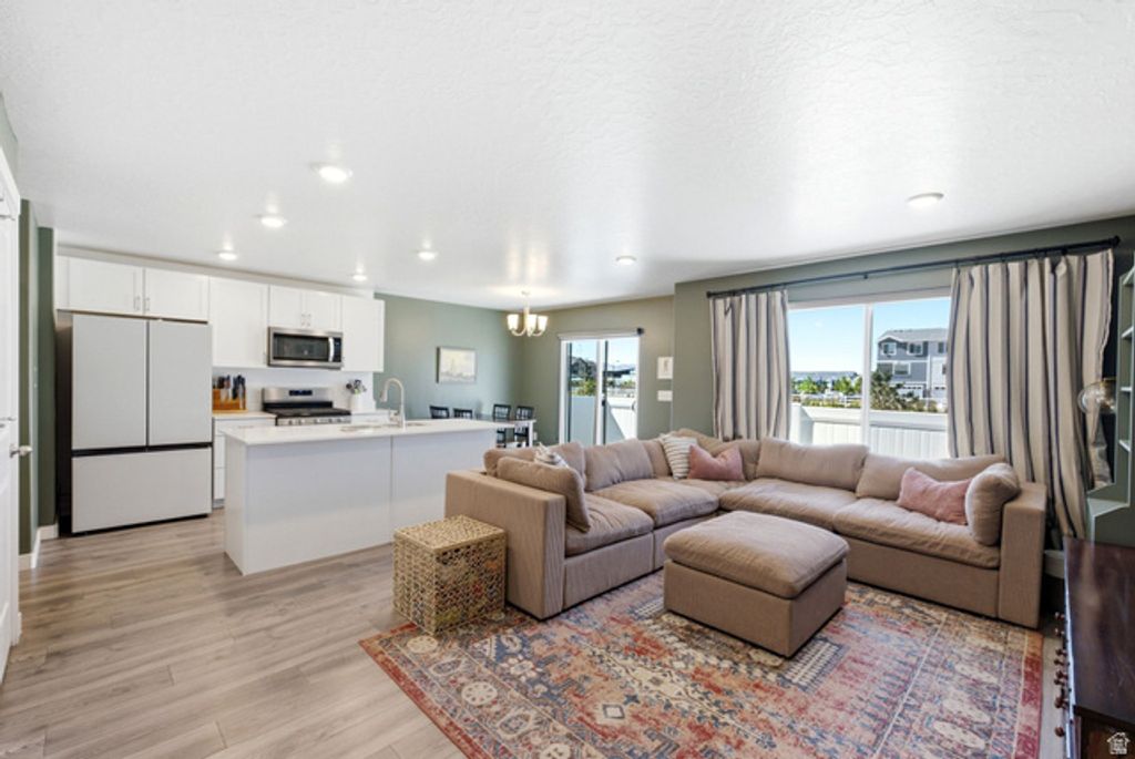 1084 E PILOT ST, Saratoga Springs, UT 84045