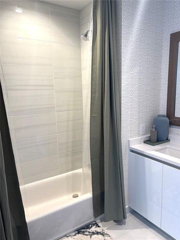 400 CENTRAL AVENUE 2005, St Petersburg, FL 33701