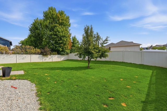 12004 N DAKOTA Ln, Spokane, WA 99218