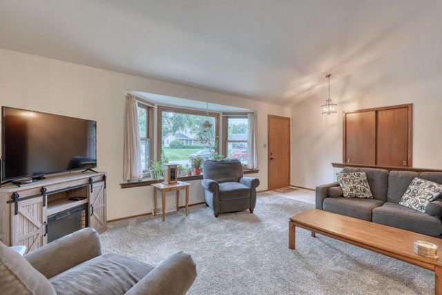 3555 S Loretta LANE, New Berlin, WI 53151