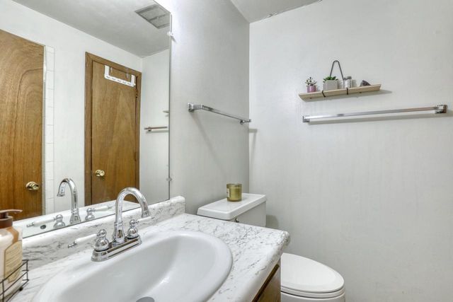 3555 S Loretta LANE, New Berlin, WI 53151