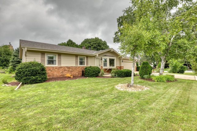 3555 S Loretta LANE, New Berlin, WI 53151