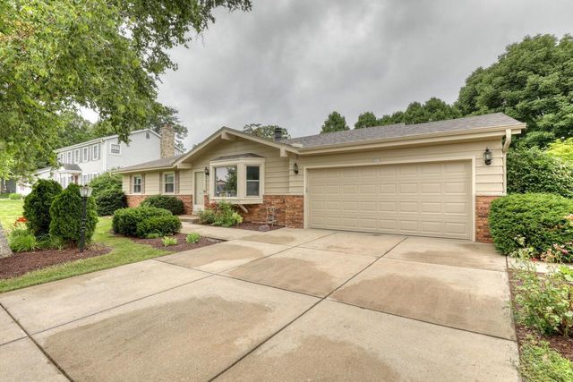 3555 S Loretta LANE, New Berlin, WI 53151