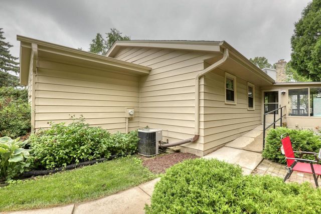 3555 S Loretta LANE, New Berlin, WI 53151