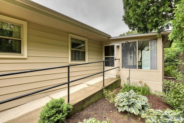 3555 S Loretta LANE, New Berlin, WI 53151