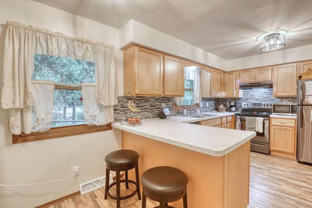 3555 S Loretta LANE, New Berlin, WI 53151