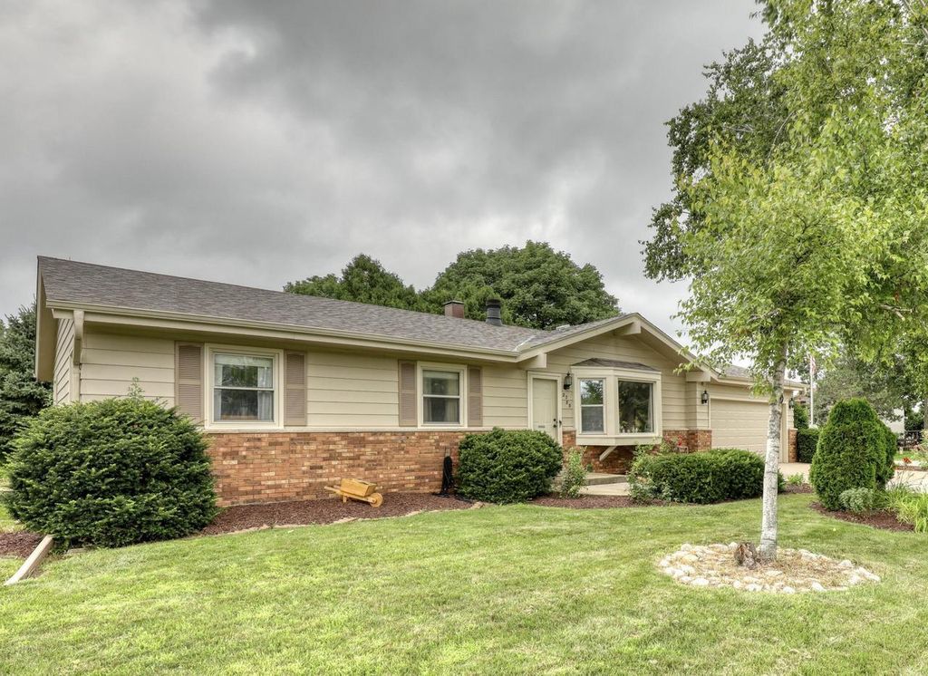 3555 S Loretta LANE, New Berlin, WI 53151