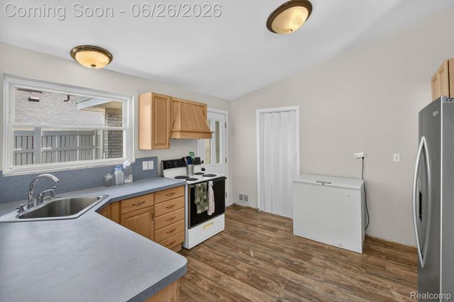 17127 Hamilton Avenue, Allen Park, MI 48101