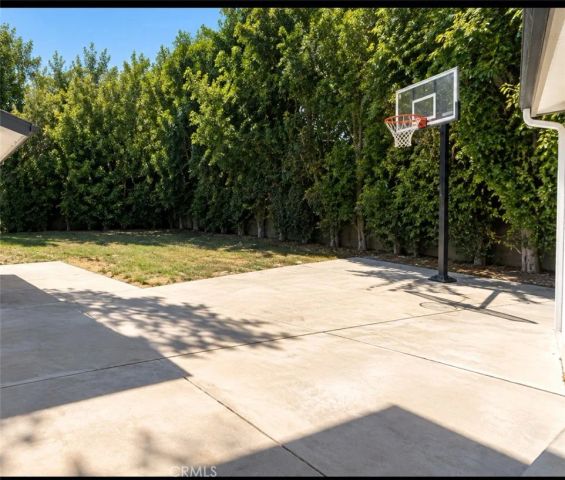 5840 Allott Avenue, Van Nuys, CA 91401
