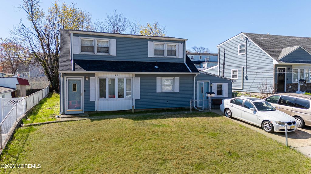 42 Kendall Drive, Parlin, NJ 08859