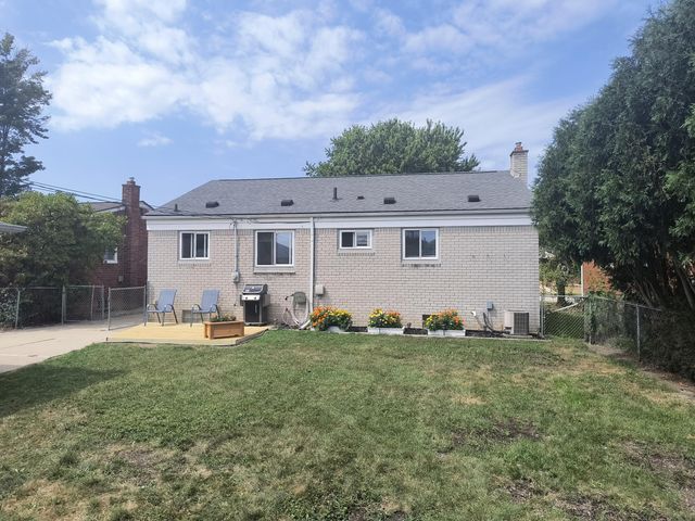 24252 Johnston Avenue, Eastpointe City, MI 48021