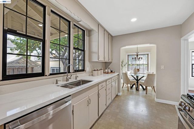885 Rodney Dr, San Leandro, CA 94577