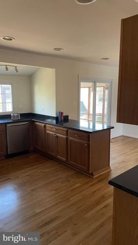 9821 HAMPTON LN, Fairfax, VA 22030