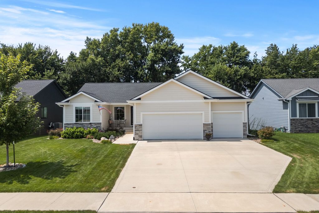 1127 Timber Ridge Drive, Norwalk, IA 50211
