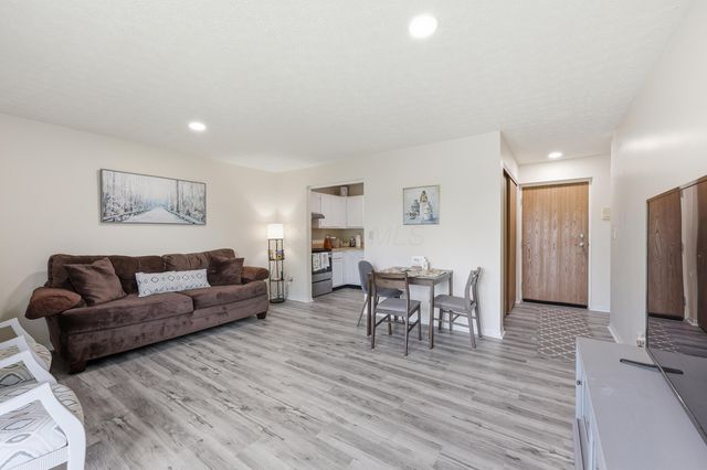 5885 Beechcroft Road, 302, Columbus, OH 43229