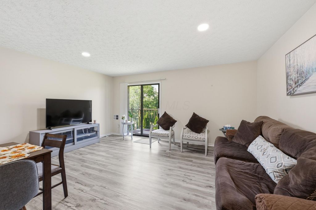 5885 Beechcroft Road, 302, Columbus, OH 43229