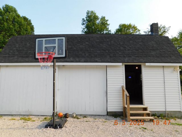 1421 E Water Street, Borden, IN 47106