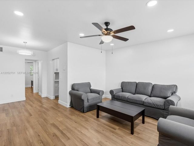 230 SW 11th Ave 8, Hallandale Beach, FL 33009