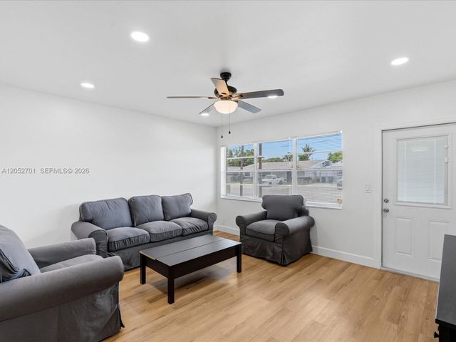 230 SW 11th Ave 8, Hallandale Beach, FL 33009