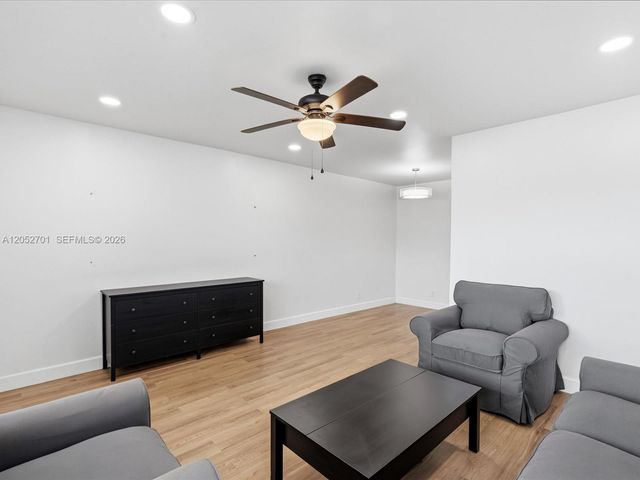 230 SW 11th Ave 8, Hallandale Beach, FL 33009