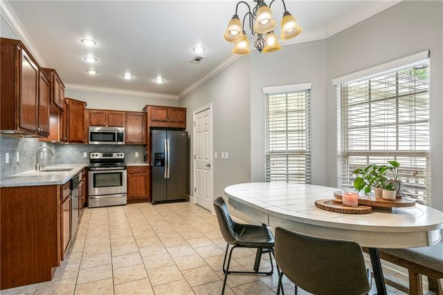 27 S Happy Hollow Road, Fayetteville, AR 72701