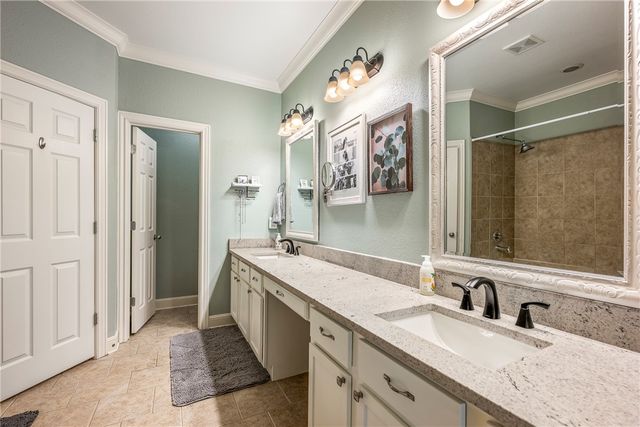 27 S Happy Hollow Road, Fayetteville, AR 72701
