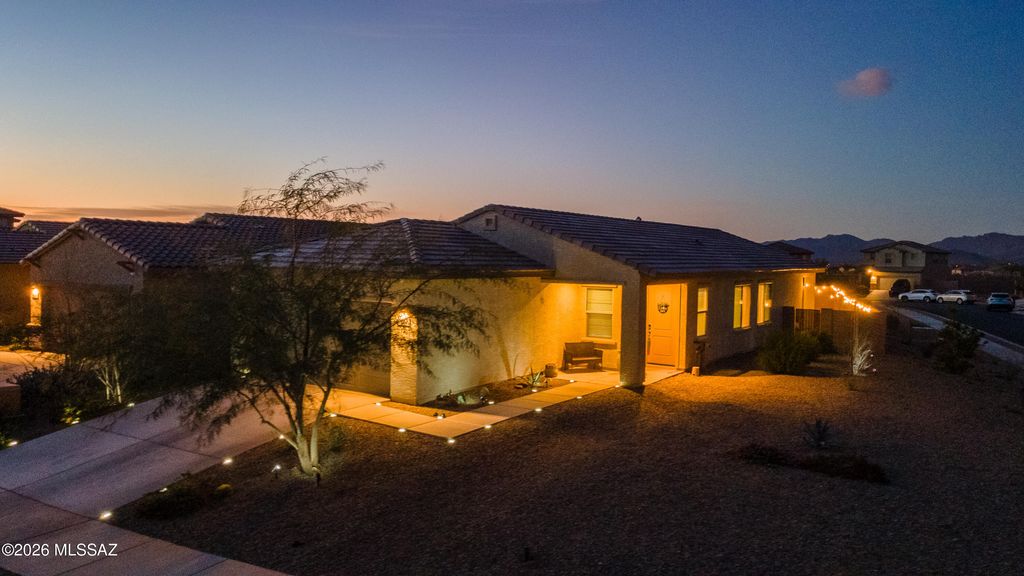 6860 W Jadewood Lane, Tucson, AZ 85757