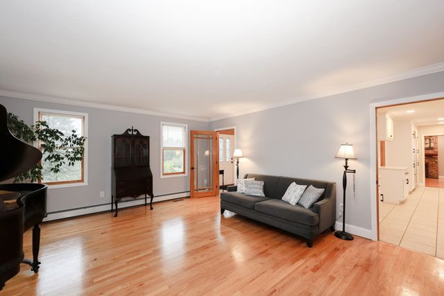 25 Autumn Rd, Wrentham, MA 02093