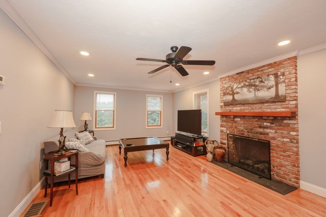 25 Autumn Rd, Wrentham, MA 02093