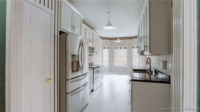 6616 Doris Court, Sellersburg, IN 47172