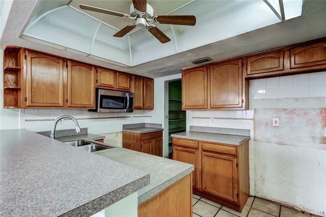 965 WHITMAN DRIVE, Sarasota, FL 34243