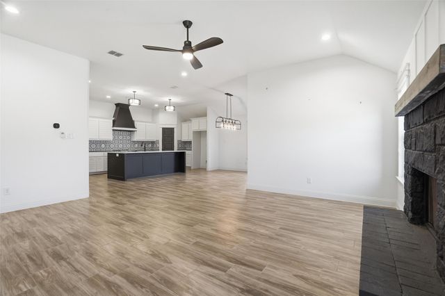 929 Tesslynn Avenue, Godley, TX 76044