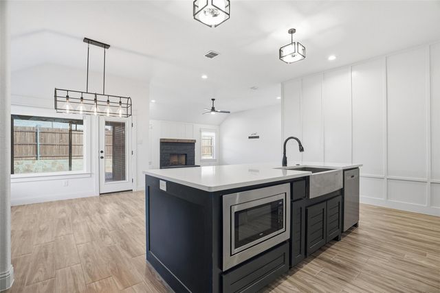 929 Tesslynn Avenue, Godley, TX 76044