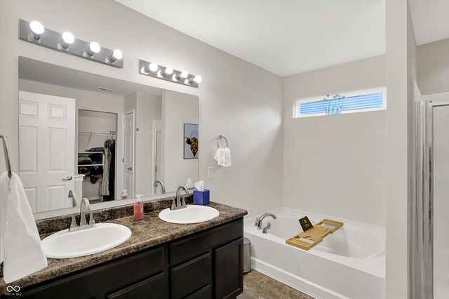 562 N Wyndstone Way, Fortville, IN 46040