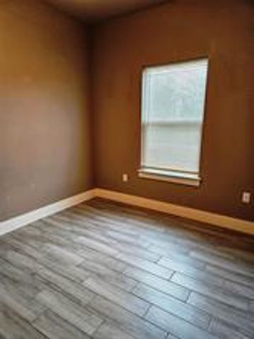 305 Anderson ST A, Smithville, TX 78957