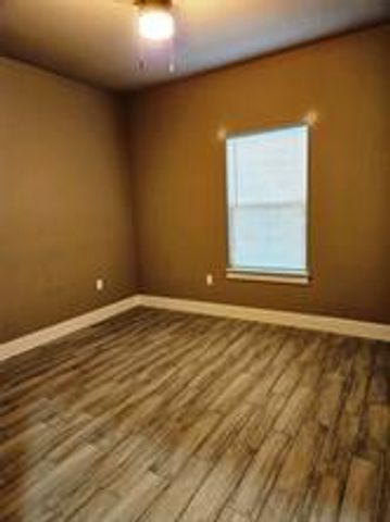 305 Anderson ST A, Smithville, TX 78957