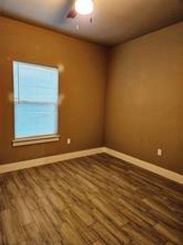 305 Anderson ST A, Smithville, TX 78957