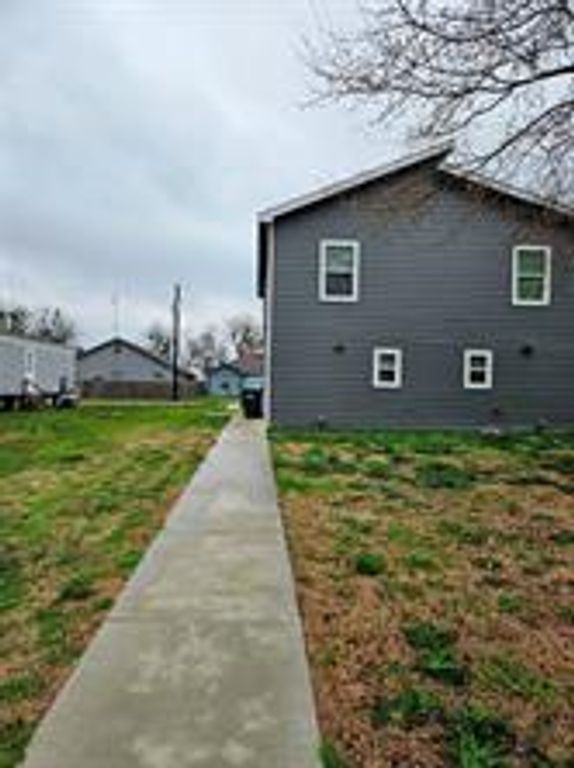 305 Anderson ST A, Smithville, TX 78957