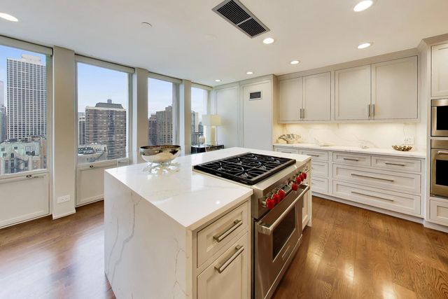 1230 N State Parkway 28A, Chicago, IL 60610