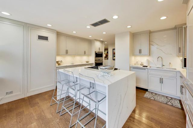 1230 N State Parkway 28A, Chicago, IL 60610
