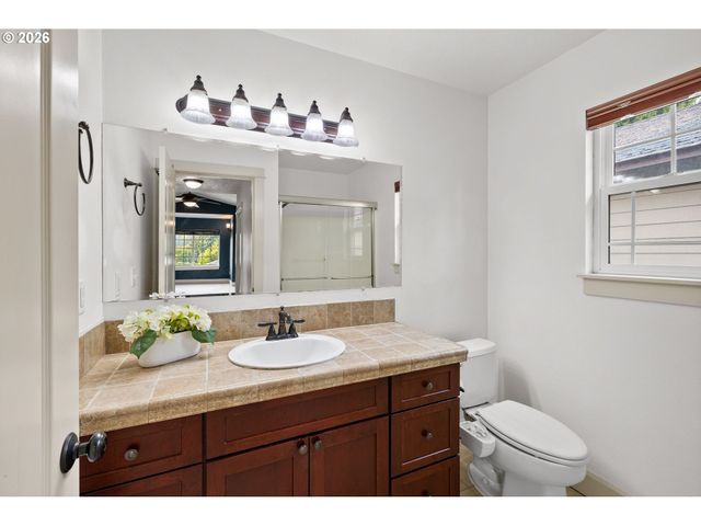 3903 Se CRYSTAL SPRINGS Blvd, Portland, OR 97202