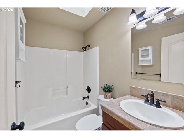 3903 Se CRYSTAL SPRINGS Blvd, Portland, OR 97202