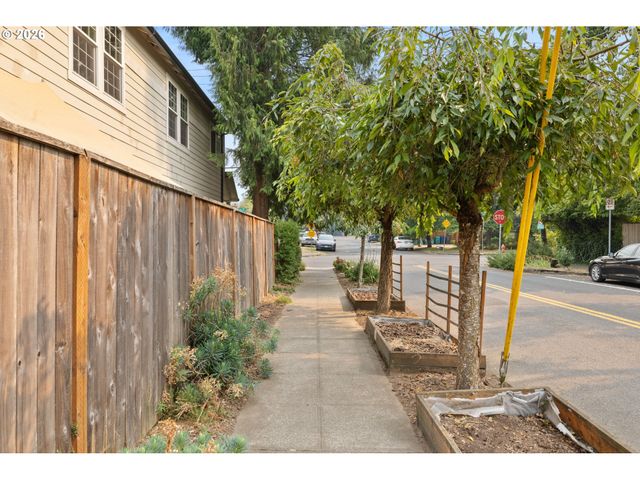 3903 Se CRYSTAL SPRINGS Blvd, Portland, OR 97202