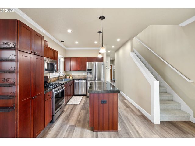 3903 Se CRYSTAL SPRINGS Blvd, Portland, OR 97202