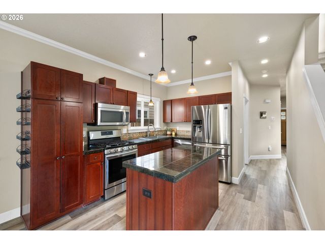 3903 Se CRYSTAL SPRINGS Blvd, Portland, OR 97202