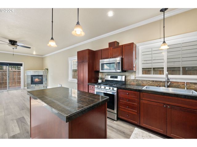 3903 Se CRYSTAL SPRINGS Blvd, Portland, OR 97202